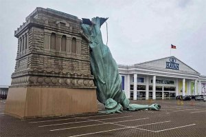 புயல் காற்றில் உடைந்து விழுந்த சுதந்திர தேவி சிலை: பிரேசிலில் பரபரப்பு!