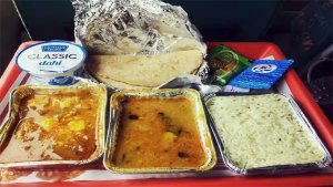 ரயில்களில் தரமற்ற உணவு விநியோகம்: உணவு ஒப்பந்த நிறுவனங்களுக்கு ₹5.13 கோடி அபராதம்!