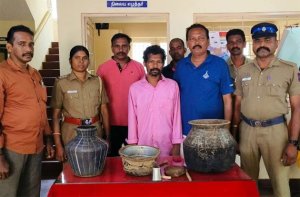 பேச்சிப்பாறை அருகே மலைப்பகுதியில் சாராயம் காய்ச்சியவர் கைது: 10 லிட்டர் ஊறல் பறிமுதல்