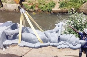 மயிலாடி சிற்பிகளின் கைவண்ணம்: ஒரே கல்லில் செதுக்கப்பட்ட 11 அடி உயர கிருஷ்ணர் சிலை!