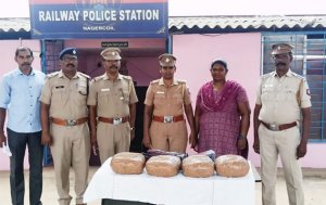 நாகர்கோவில் எக்ஸ்பிரஸ் ரயிலில் 8 கிலோ கஞ்சா பறிமுதல்: மர்ம நபர்களுக்கு போலீஸ் வலைவீச்சு!