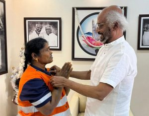 தூய்மைப் பணியாளரின் நேர்மையை பாராட்டி தங்கச் சங்கிலியை பரிசளித்த ரஜினிகாந்த்..!